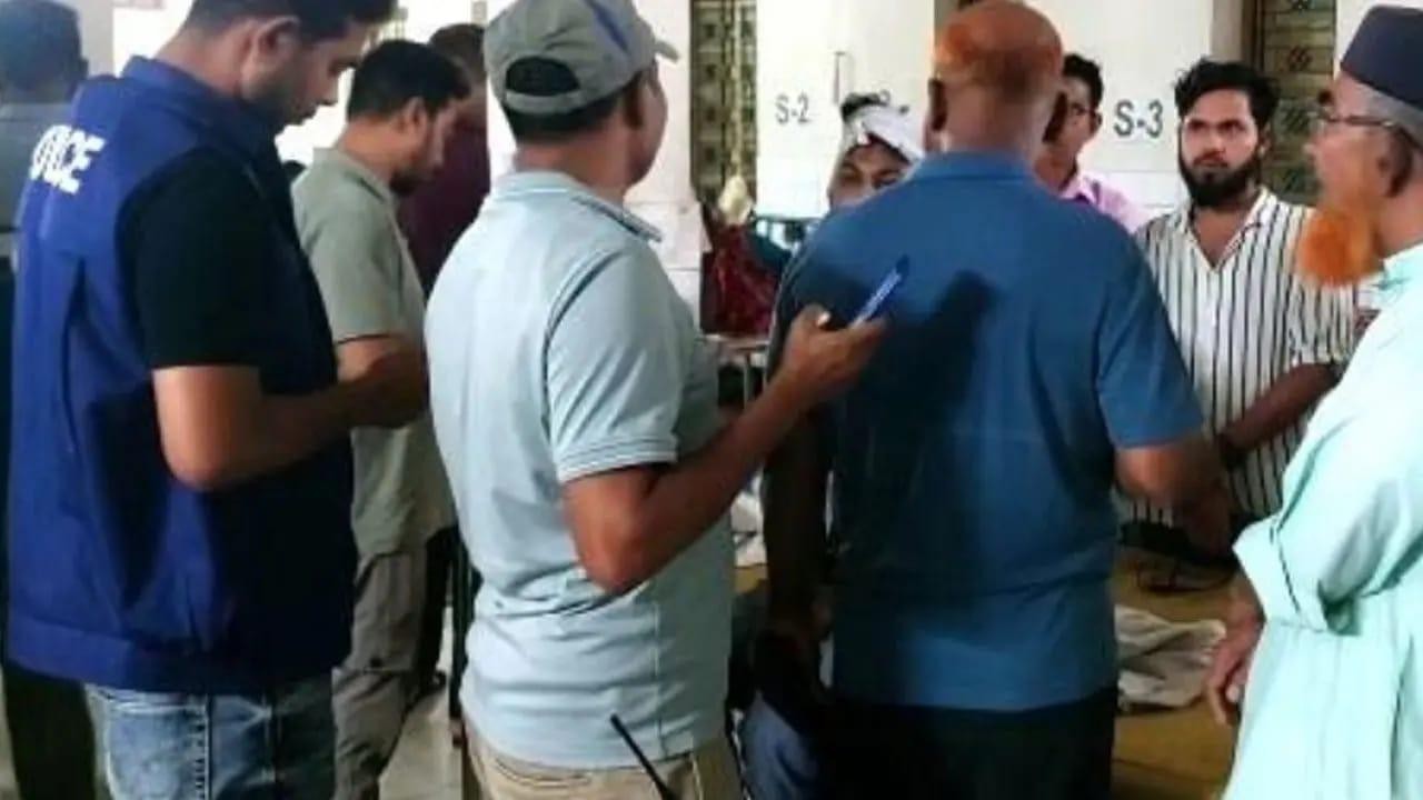 চুয়াডাঙ্গায় যুবককে প্রকাশ্যে কুপিয়ে জখম, প্রাণ বাঁচাতে থানায় আশ্রয়